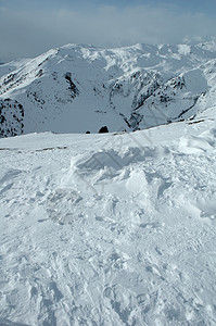 冬季阿尔卑斯山的雪和高峰图片