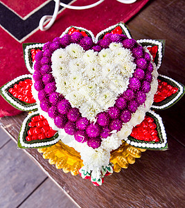 婚礼仪式的花朵艺术 以心为形状 假期 植物学 紫色的图片