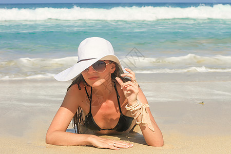 拥有海滩帽子的妇女享受暑暑假假期图片