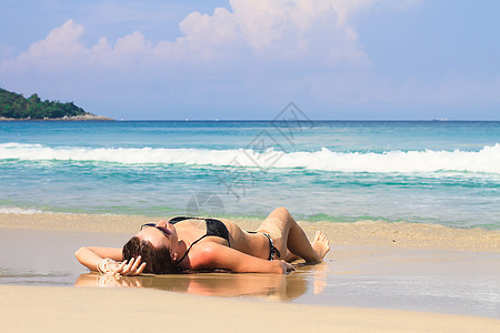 在热带白沙滩上享受暑假的年轻女子 长滩岛 女孩图片