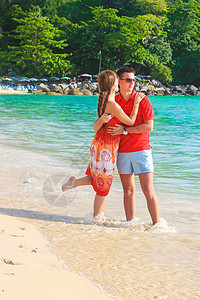 年轻夫妇在热带海滩上享受彼此的快乐 夏天 天空图片