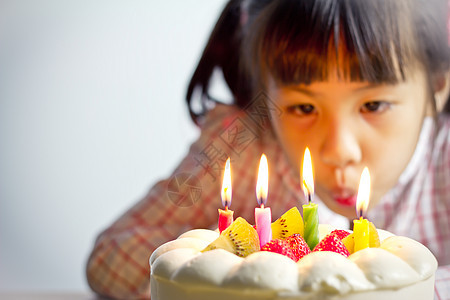 美丽的小女孩庆祝她的生日生日图片