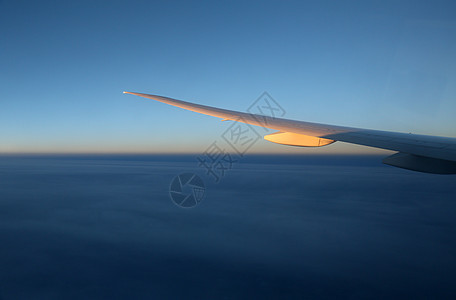 从窗口起飞的飞机机翼 日落 航空 商业 空气 地平线图片