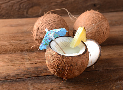 椰子饮料 自然 木板 食物 可口 木头 坚果 热带 海滩图片
