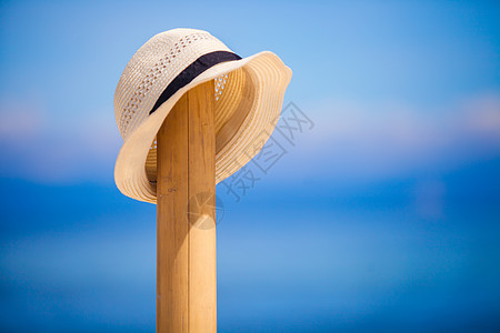 白沙滩上木栅栏上的草帽 海 木围栏 夏天 稻草 帽子图片