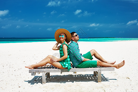 马尔代夫海滩上绿色的一对夫妇 女孩 异国情调 南阿里环礁图片