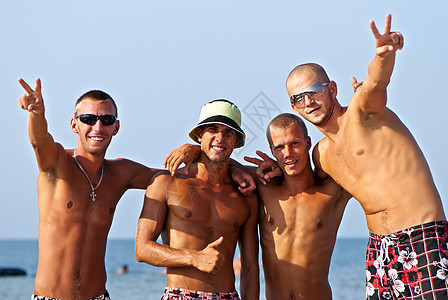 欢乐的一群朋友在沙滩玩得开心 成功 海滩 活力图片