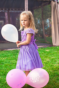 小优雅的小女孩 节假日与气球 童年 时尚 草地图片