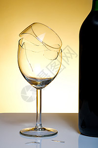 橙色背景的葡萄酒瓶和碎玻璃 白色的 酗酒 红色的 橙子图片