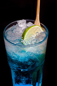 蓝色鸡尾酒和黑色背景的石灰图片