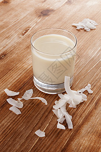 一杯有机椰子牛奶图片