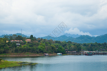 沿河的村庄图片