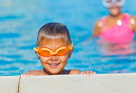 游泳池男孩 蓝色的 脸 夏天 可爱的 幸福 运动图片