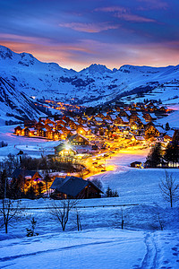 法国阿尔维斯山 阿尔卑斯山 冬天 滑雪 晚上图片