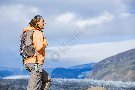 冰岛女游客 火山 草地 地球 背包 美丽 岩石 徒步旅行图片