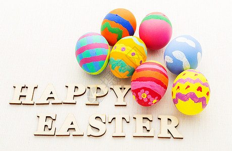 含木质文字的彩色东面鸡蛋 展示 快乐的 木制的背景图片