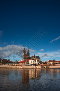 马格德堡大教堂 在伊尔贝河 蓝色的天空 城市图片