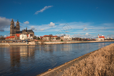 马格德堡大教堂 在伊尔贝河 蓝色的天空 首都图片