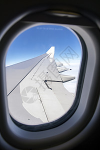 飞在云上方的飞机机翼 旅游 技术 天气 航空公司 速度图片