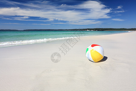 海边海边的彩色沙滩球图片
