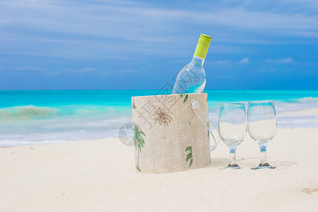 在奇异沙沙滩上 一瓶白酒和两杯眼镜 桶 热带高清图片