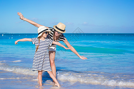 年轻美丽的母亲和可爱的小女儿 在热带沙滩玩得开心 很快乐 加勒比 太阳镜图片