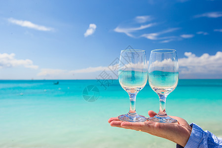 绿绿海背景上两杯干净的眼镜 果汁 晴天 玻璃 空的图片