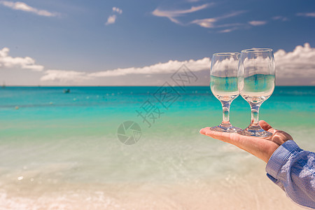 两杯红酒 印在绿绿海背景上 食物 水 咖啡店 夏天图片