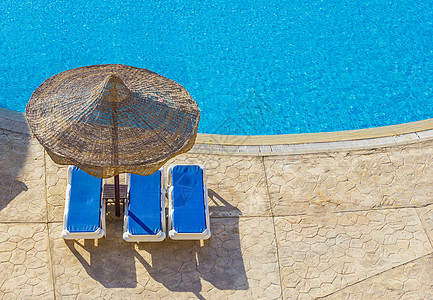 埃及的游泳池 海滩雨伞和红海 蓝色的 太阳图片