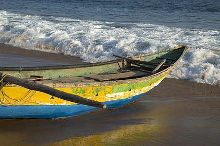 印度泰米尔纳德邦Bengal海湾海滩上的木制渔船图片