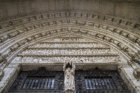 托莱多大教堂入口侧侧 带有宗教礼仪的弧形 玛丽 古老的图片
