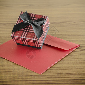 红色礼品盒和信封 丝带 包装纸 天 展示 情人节图片