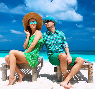 马尔代夫海滩上绿色的一对夫妇 躺椅 蜜月 假期图片