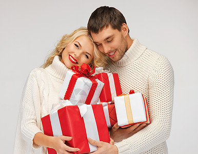 一对浪漫情侣穿着带礼物盒的毛衣 拥抱 美丽的 惊喜图片