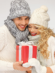 一对浪漫情侣穿着带礼物盒的毛衣 浪漫的 假期图片