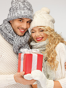 一对浪漫情侣穿着带礼物盒的毛衣 假期 浪漫的 美丽的图片
