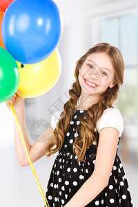 带着多彩气球的快乐女孩 家 乐趣 庆典 幸福 生日图片