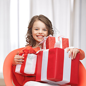 带礼品盒的女孩 家 微笑 快乐 坐着 礼物 女性图片