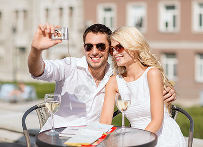 夫妻在咖啡馆拍照 庆祝 爱 浪漫 太阳镜 色调 蜜月背景图片