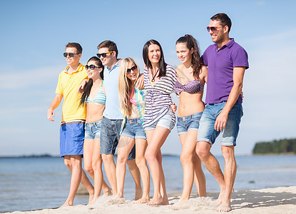 一群朋友在沙滩上玩得开心 微笑 海滩 庆祝 户外图片