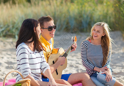 一群朋友在沙滩上玩得开心 闲暇 学生 幸福 令人不寒而栗图片