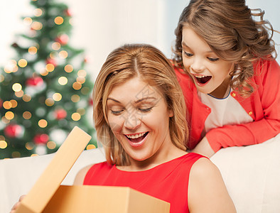 带礼品盒的幸福母亲和少女 庆典 圣诞节 女孩 生日图片