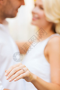 浪漫的男子向美女求婚 未婚妻 婚姻 新娘 生日背景图片