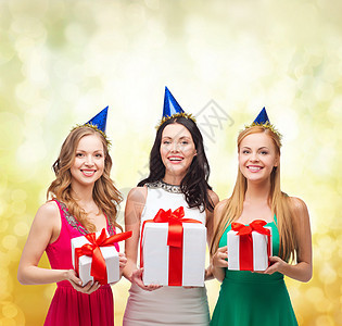 3个带着礼物盒的戴着蓝帽子 微笑着笑容的妇女 女性 漂亮的图片