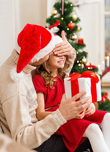 圣诞老人礼物微笑的父亲用礼物盒给女儿惊喜 眼睛 孩子 圣诞老人背景