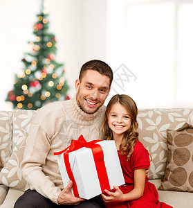 带着礼物盒的父亲和女儿笑着微笑 迷人的 快乐的 孩子图片