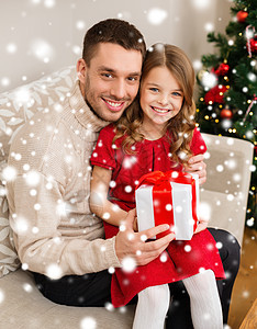 带着礼物盒的父亲和女儿笑着微笑 冬天 漂亮的 盒子图片