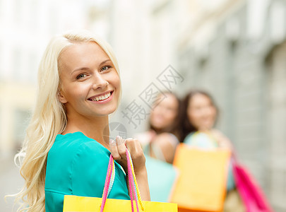 漂亮的女人 在Ctyy的购物袋 买家 顾客 零售图片