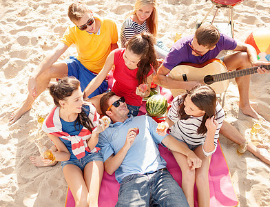 一群朋友在沙滩上玩得开心 微笑 派对 歌曲 令人不寒而栗图片