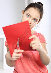 剪剪刀的漂亮女孩切心 庆典 可爱的 假期 情怀 浪漫的图片